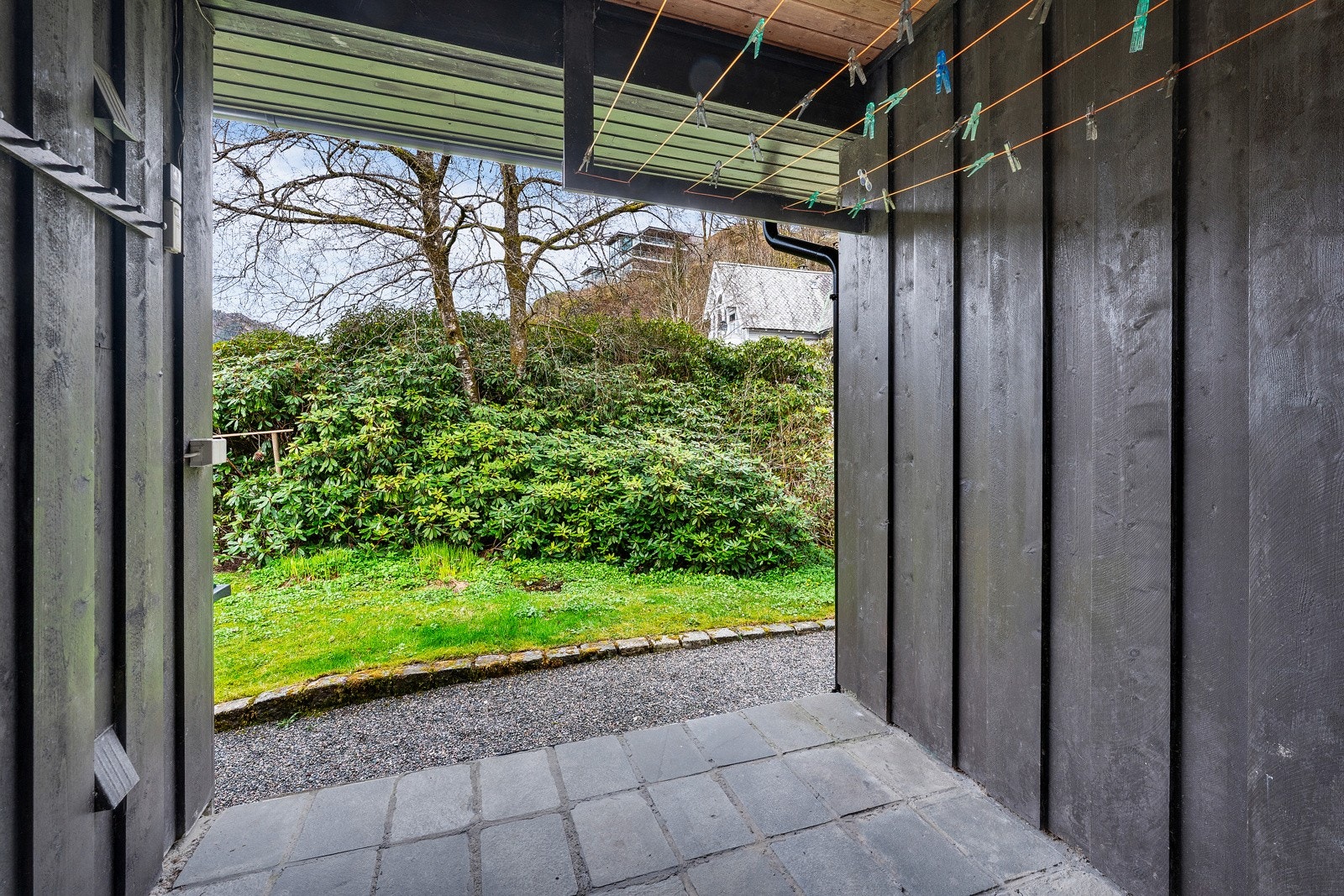 Inngangen til grovkjøkkenet, usedvanlig gjennomtenkt med en så romslig sideinngang under tak. Galleribilde