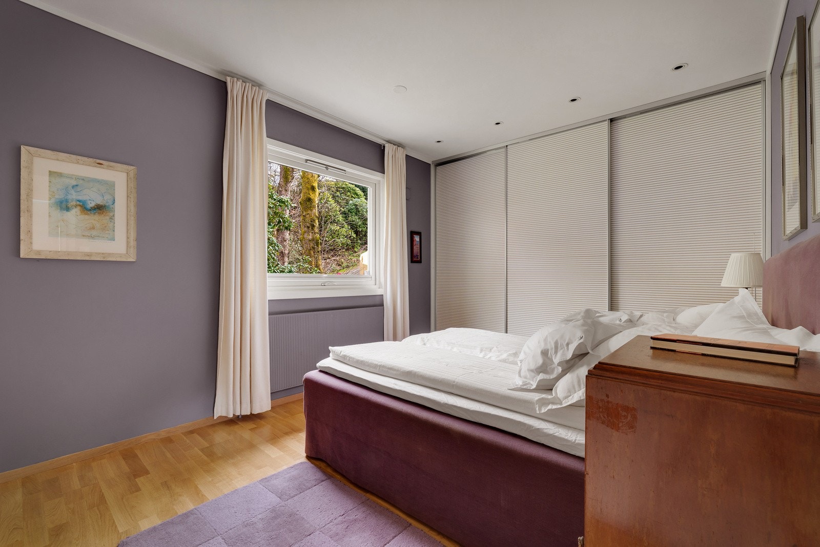 Soverom 1 med stor skyvedørsgarderobe. Galleribilde