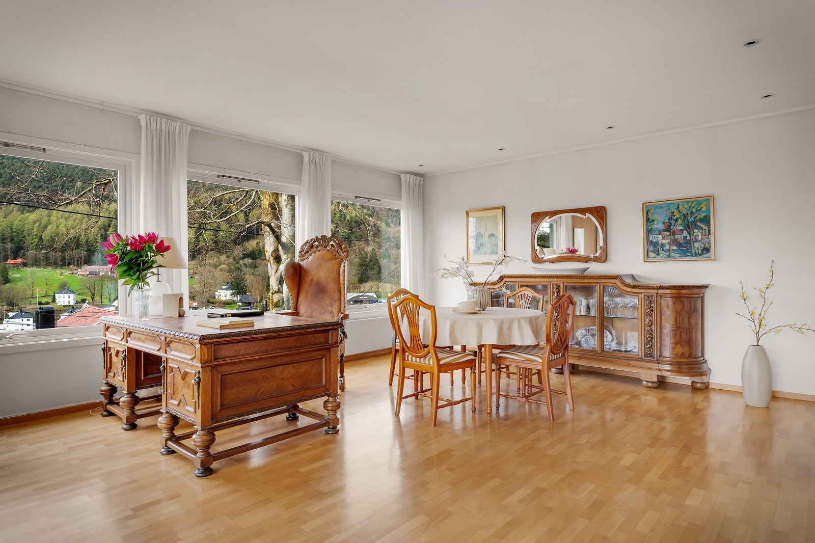 Her er god plass til spisestue eller langbord. Her kan du uanstrengt ha en ganske stor gjeng til festlig lag. Galleribilde