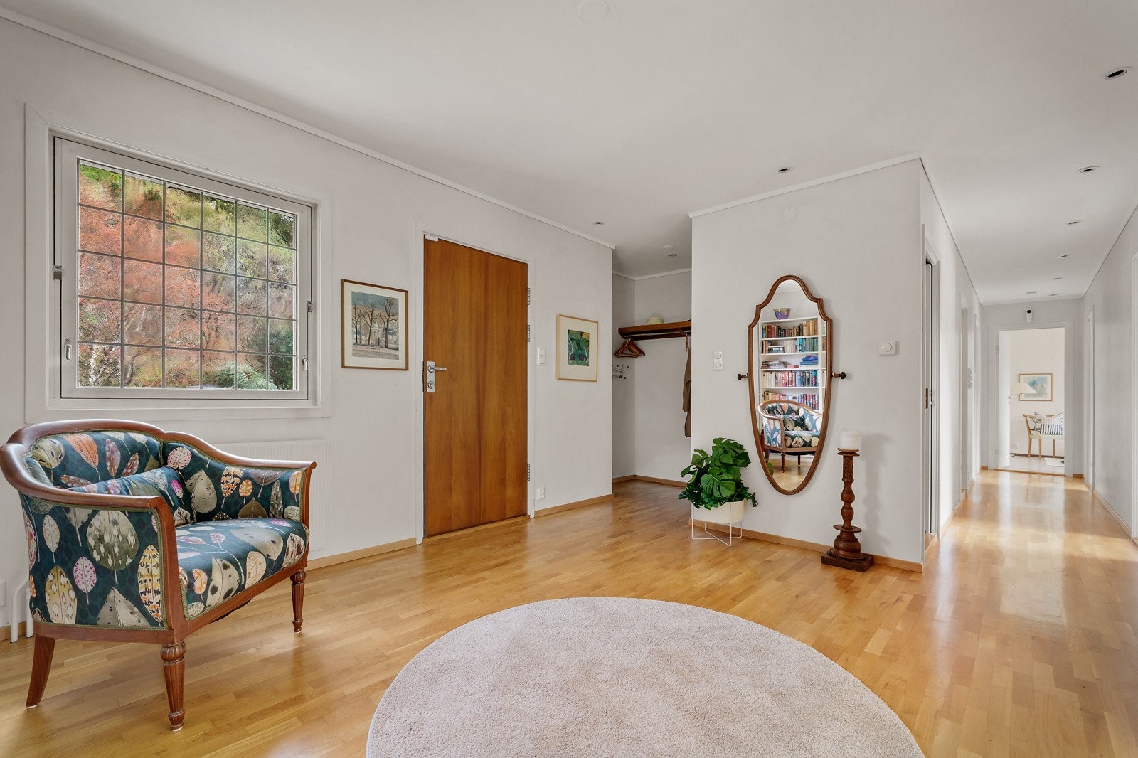 Tilstøtende garderoberom i hallen. Galleribilde