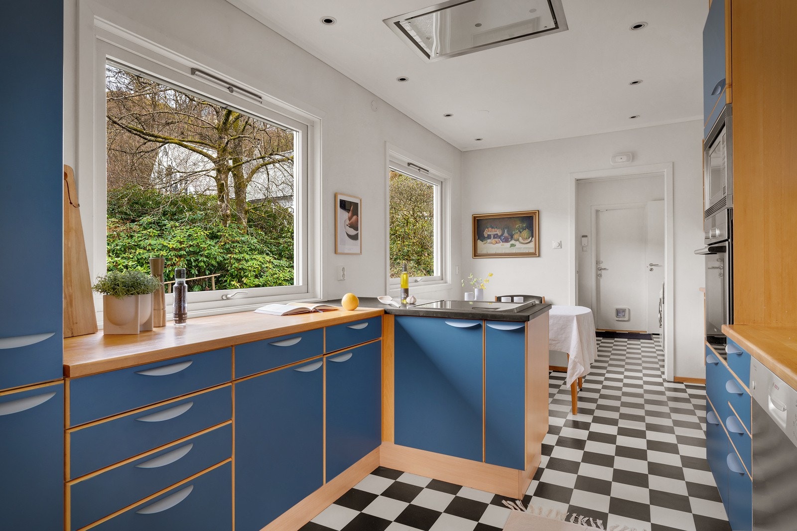 Også her bringer de store vinduene den vakre naturen inn i rommet. Galleribilde