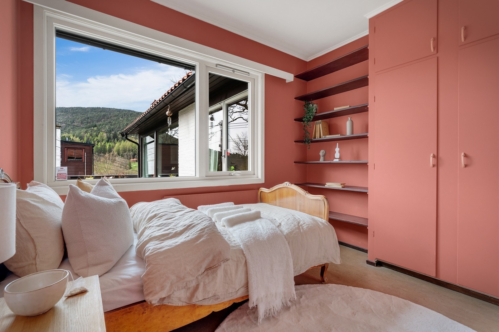 Behagelig oppvarming med vannbåren varme til radioator. Galleribilde