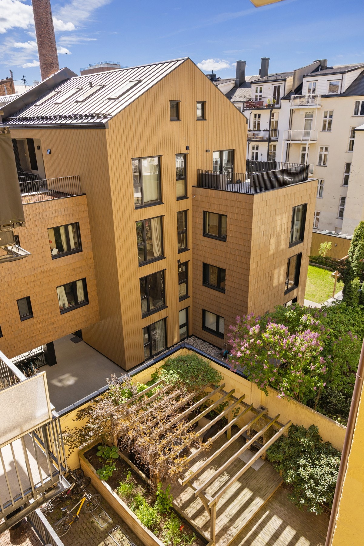 Fra kjøkkenet er det hyggelig utsikt mot den flotte bakgården. Galleribilde