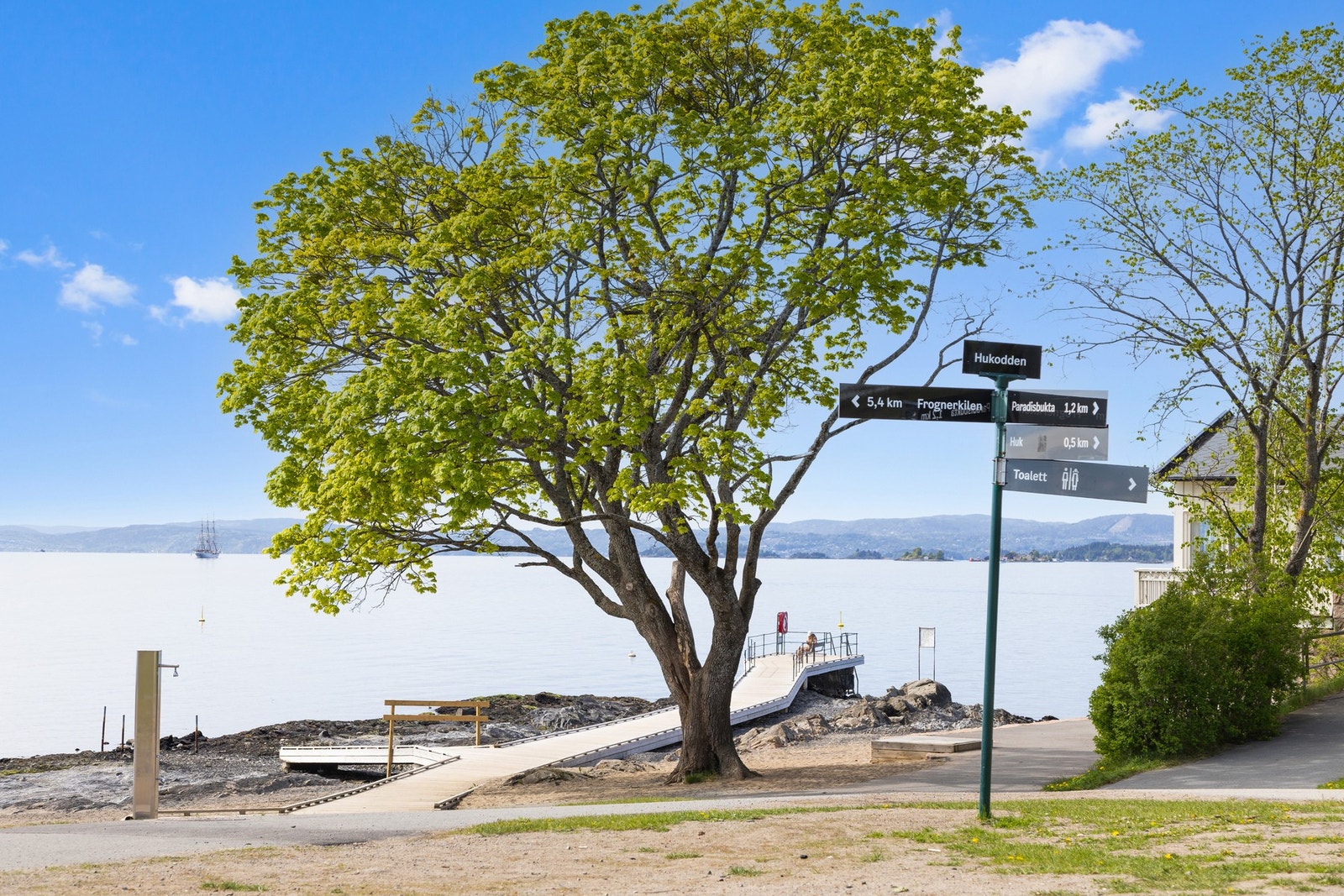 Et av Oslos mest populære badesteder med brygge, strand og kafé. Galleribilde
