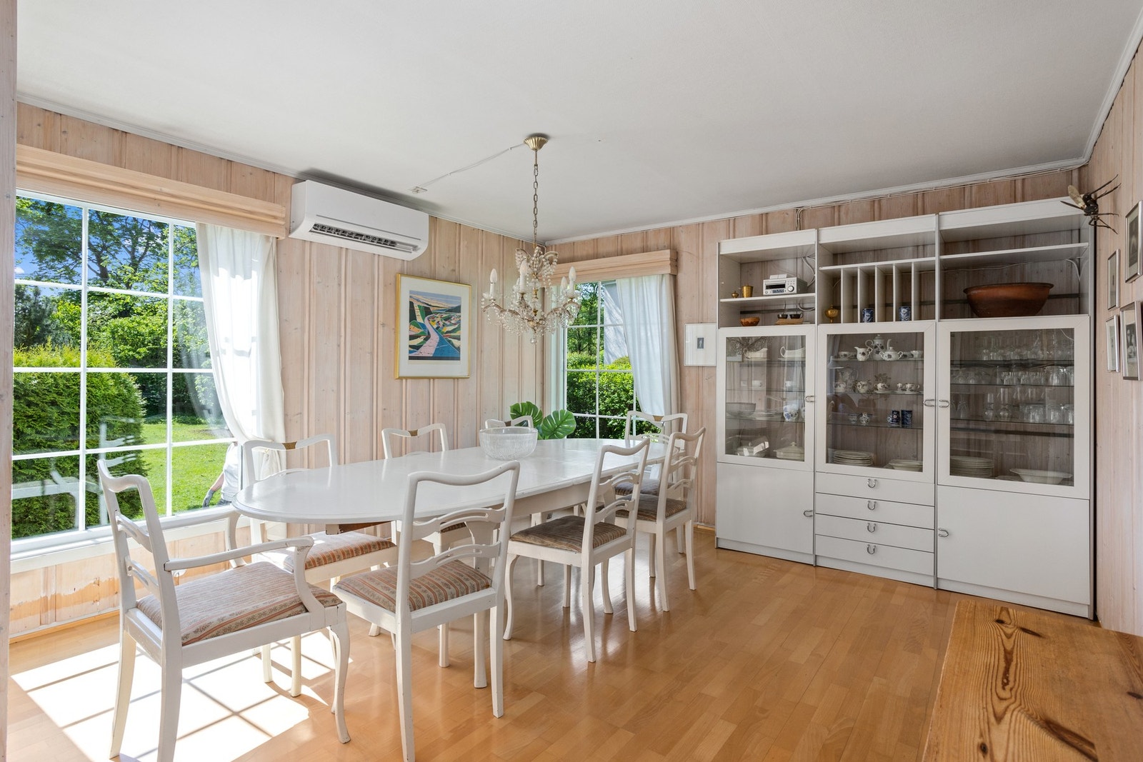 Sjarmerende spisestue med god plass til langbord. Ideelt for familiemiddager og sosiale sammenkomster. Galleribilde