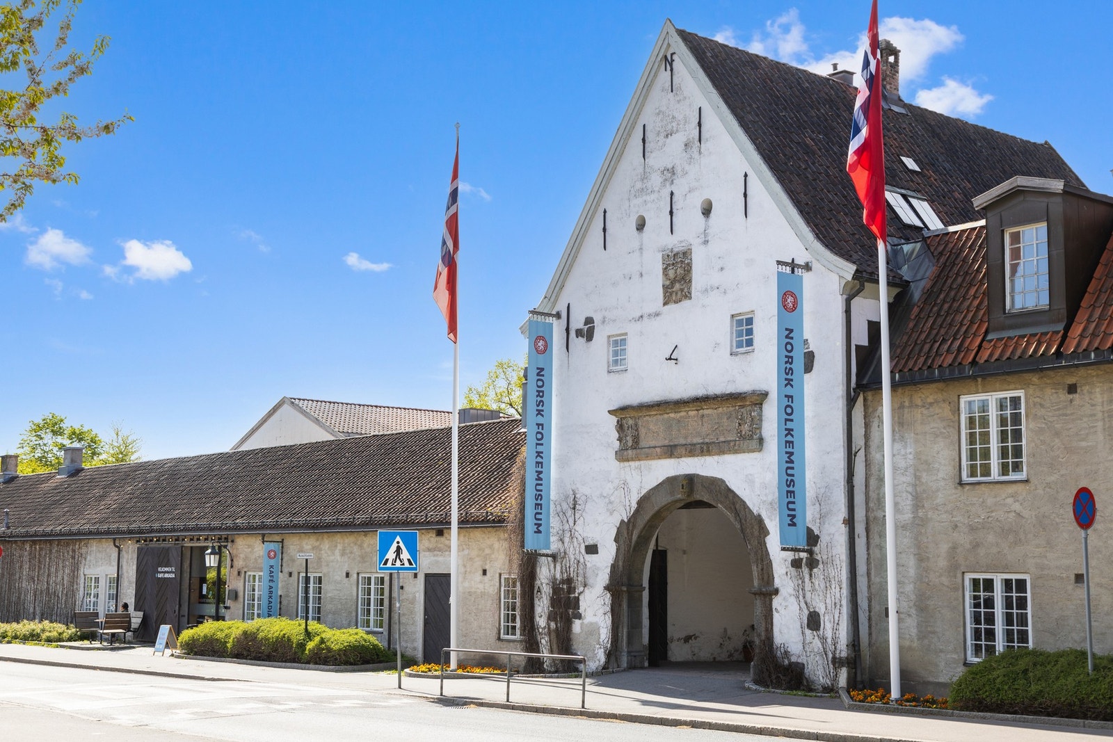 Norsk Folkemuseum gir deg et unikt innblikk i norsk kulturarv, kun en kort spasertur unna boligen. Galleribilde