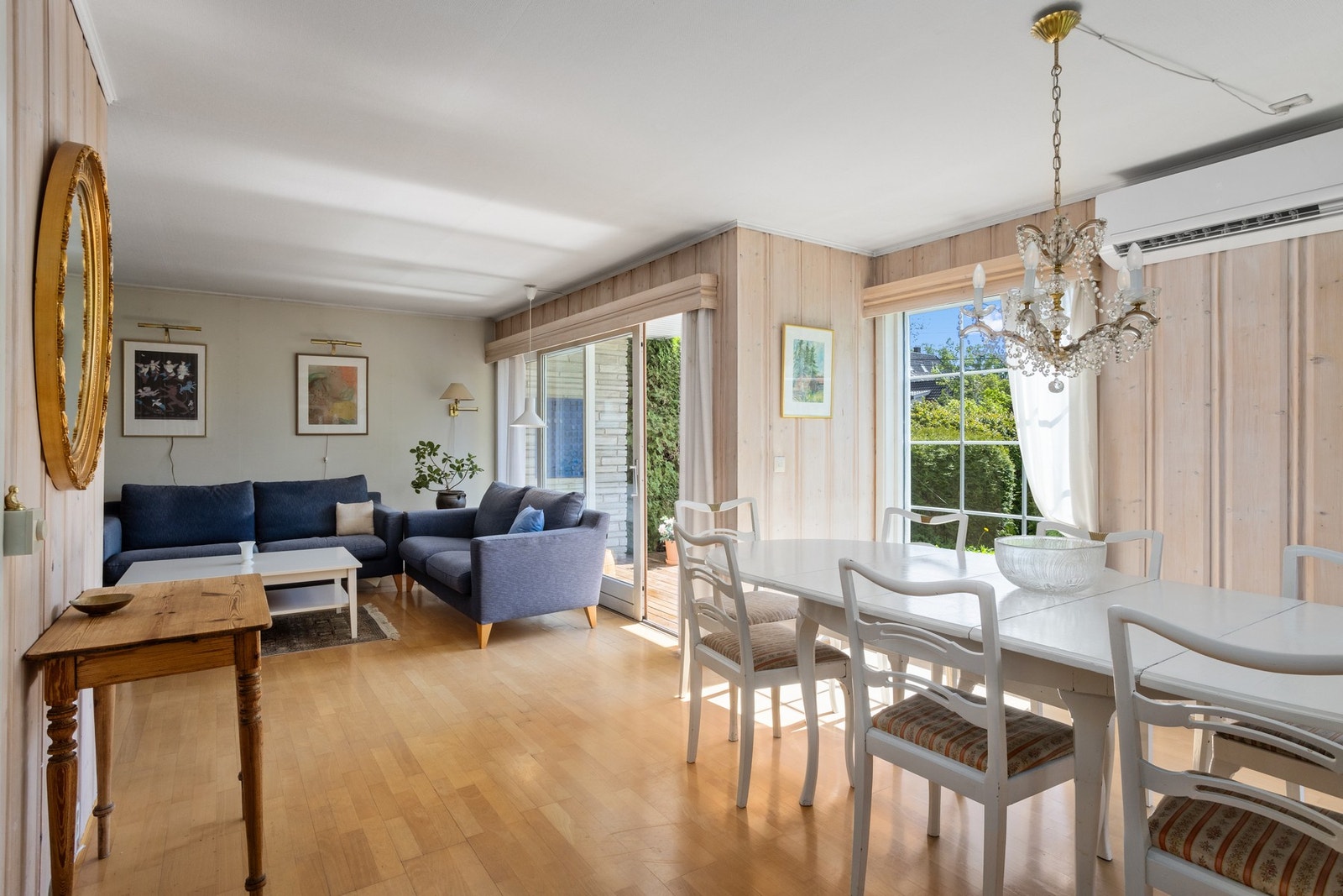 Fra stuen/ spisestuen er det utgang til terrasse og solrik hage. Galleribilde