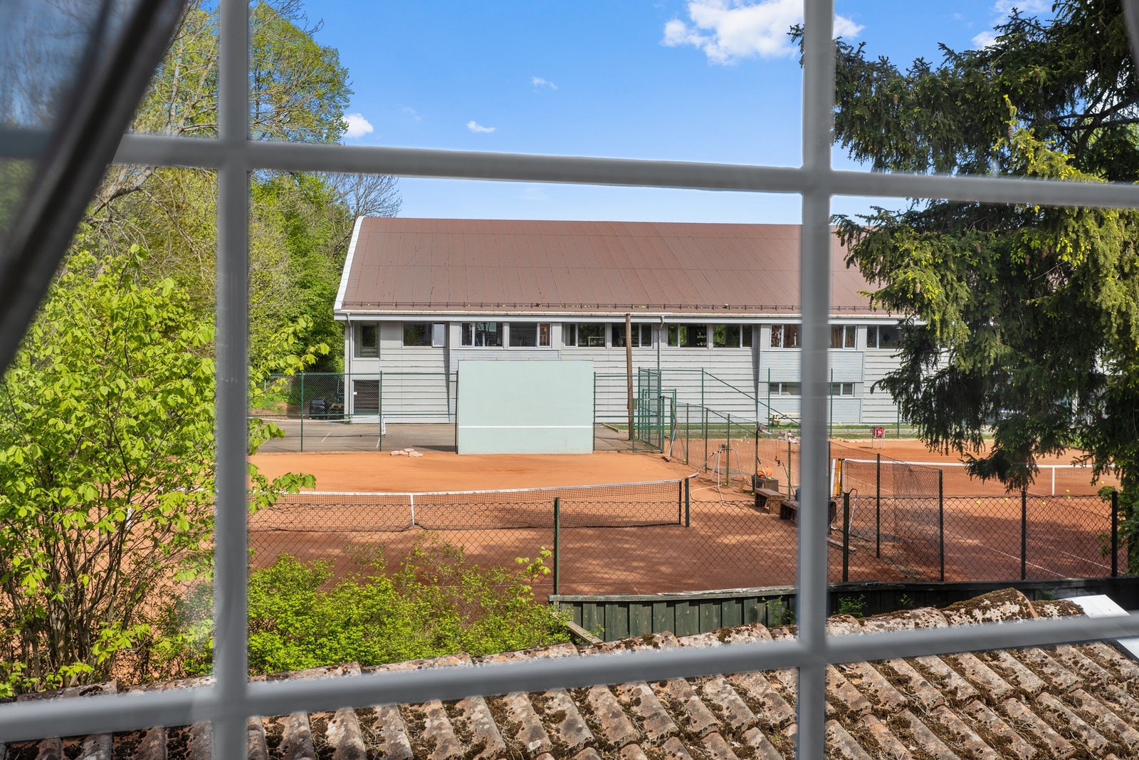 Utsikt over Bygdøy tennisklubb og stiftelsen Bygdøyhus. Galleribilde