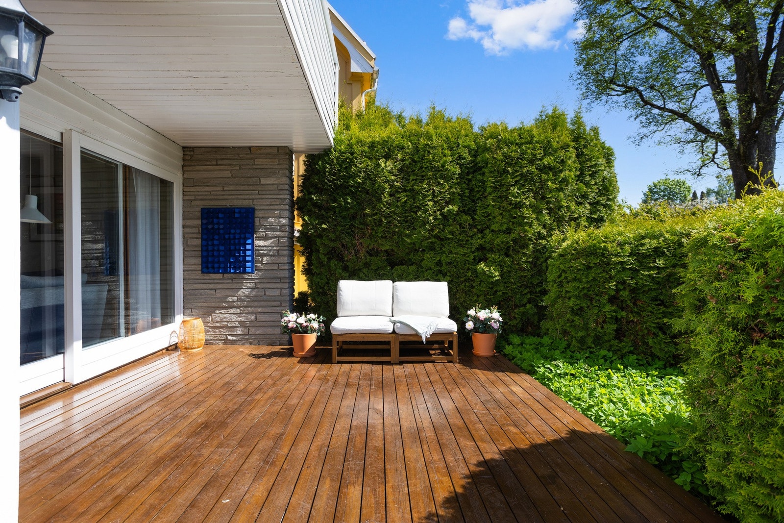 Idyllisk og skjermet terrasse på om lag 13 kvm omgitt av frodig hekk. Galleribilde