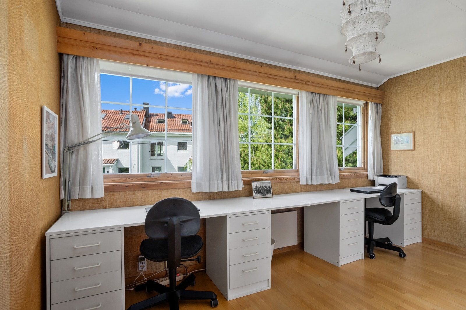 Rommet har plass til flere arbeidsstasjoner og egner seg like god som hjemmekontor, hobbyrom eller ekstra soverom ved behov. Galleribilde