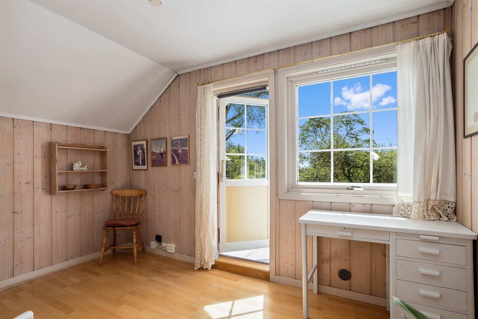 Fra stuen i 2. etasje er det utgang til balkongen. Galleribilde