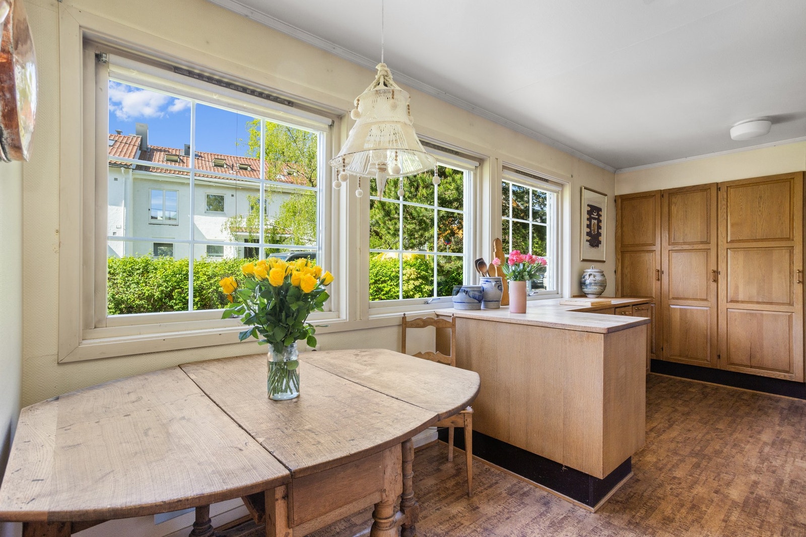 Mulighet for spiseplass ved vinduet. Galleribilde