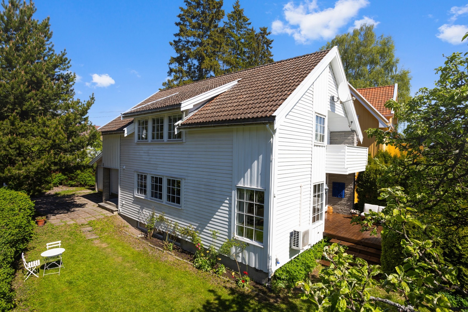 Romslig bolig over tre plan med oppussingsbehov. Galleribilde