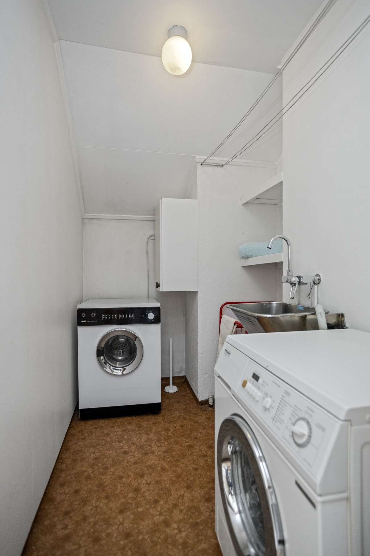 Separat vaskerom med opplegg for vaskemaskin og god arbeidsplass. Vaskerommet ligger praktisk til i husets 2. etasje. Galleribilde