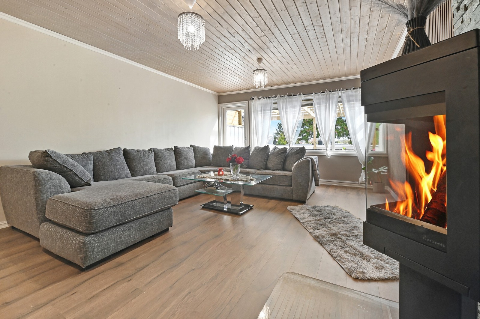 Stuen blir leilighetens selvsagte samlingspunkt med store vindusflater. Galleribilde