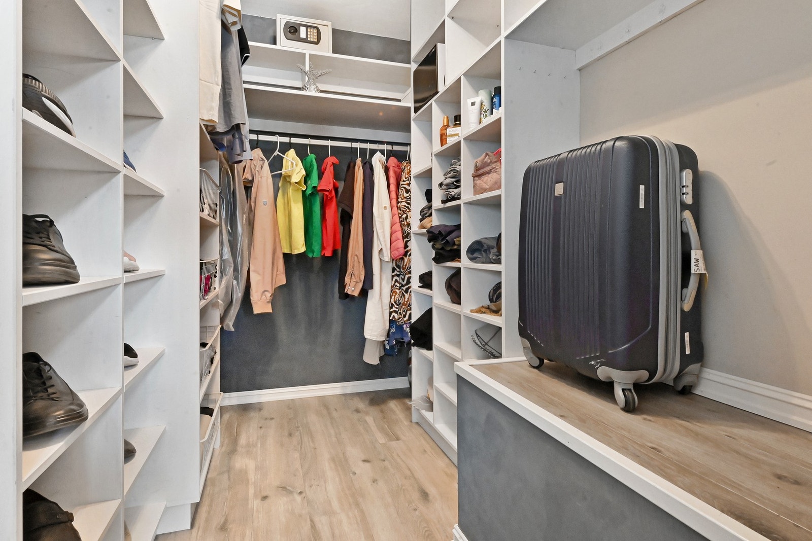 Fra hovedsoverommet har man tilgang til omkledningsrom. Her er det god plass til det du trenger av klær, vesker og sko! Galleribilde