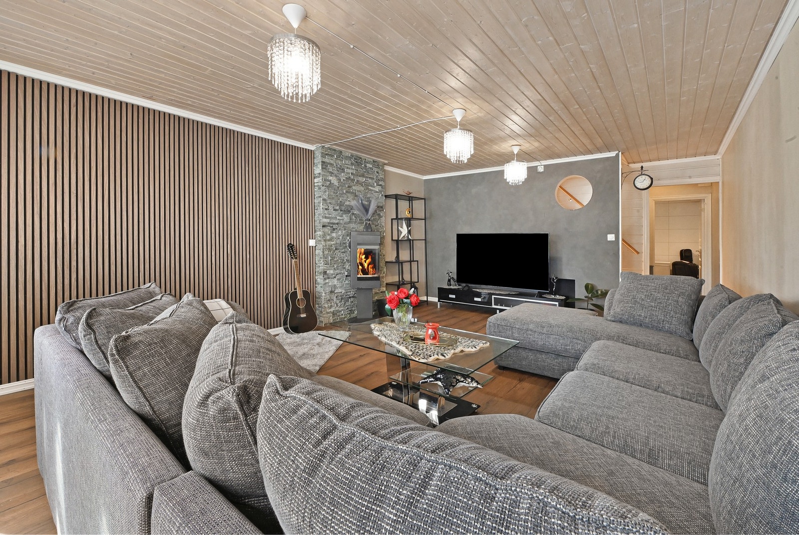 Sentralt i rommet er det en ildsted som varmer godt og gir mye kos og hygge på mørke høst- og vinterkvelder. Galleribilde