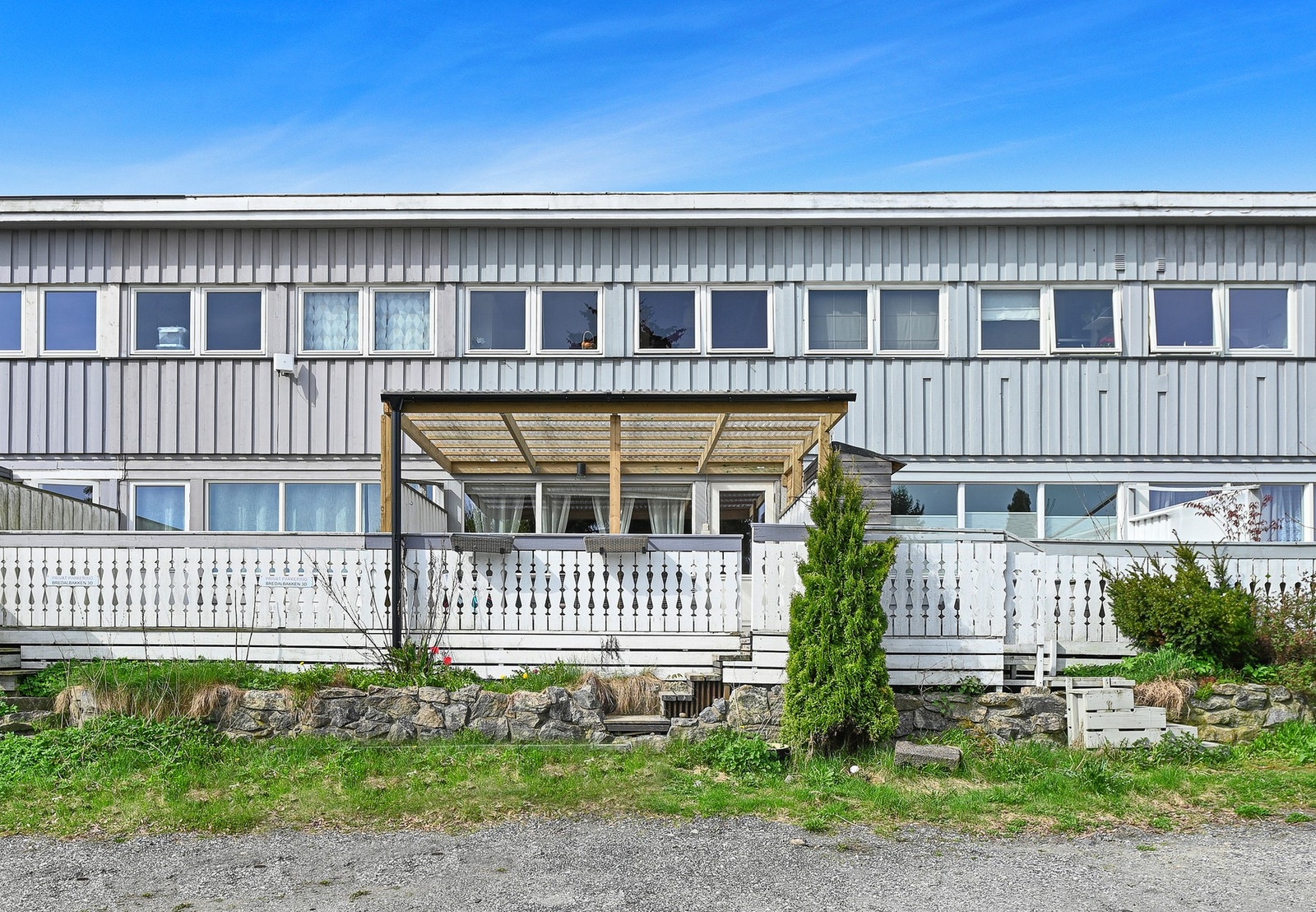 Boligen har to parkeringsplassen på baksiden av boligen. Ifølge selger disponerer selger også en parkeringsplassen foran inngangspartiet. Galleribilde