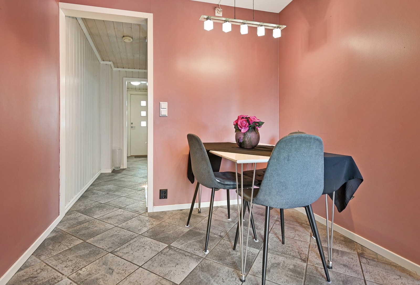 Det rom for en trivelig spisegruppe på kjøkkenet. Galleribilde