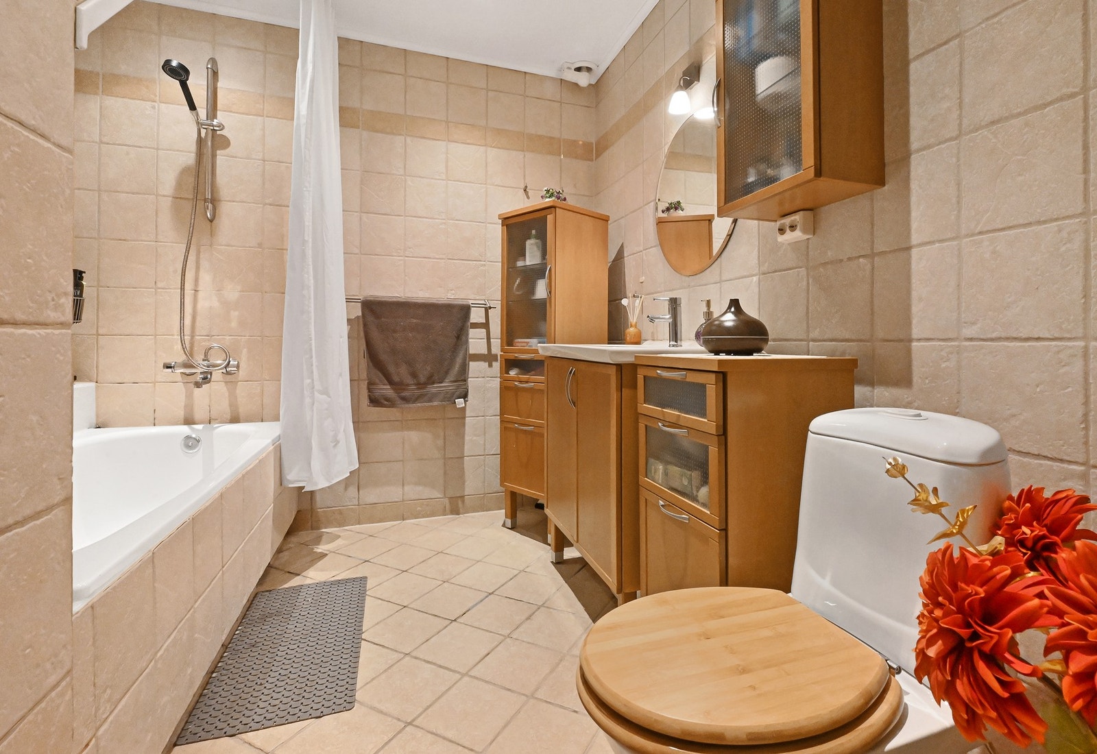 Boligen har et praktisk bad fra 2004. Rommet har innredning med nedfelt servant, gulvfestet toalett og badekar. Innredningene er holdt i lyse og tidsriktige løsninger, gulvet er belagt med fliser og gulvvarme som gir behagelig, barfotvennlig varme. Galleribilde