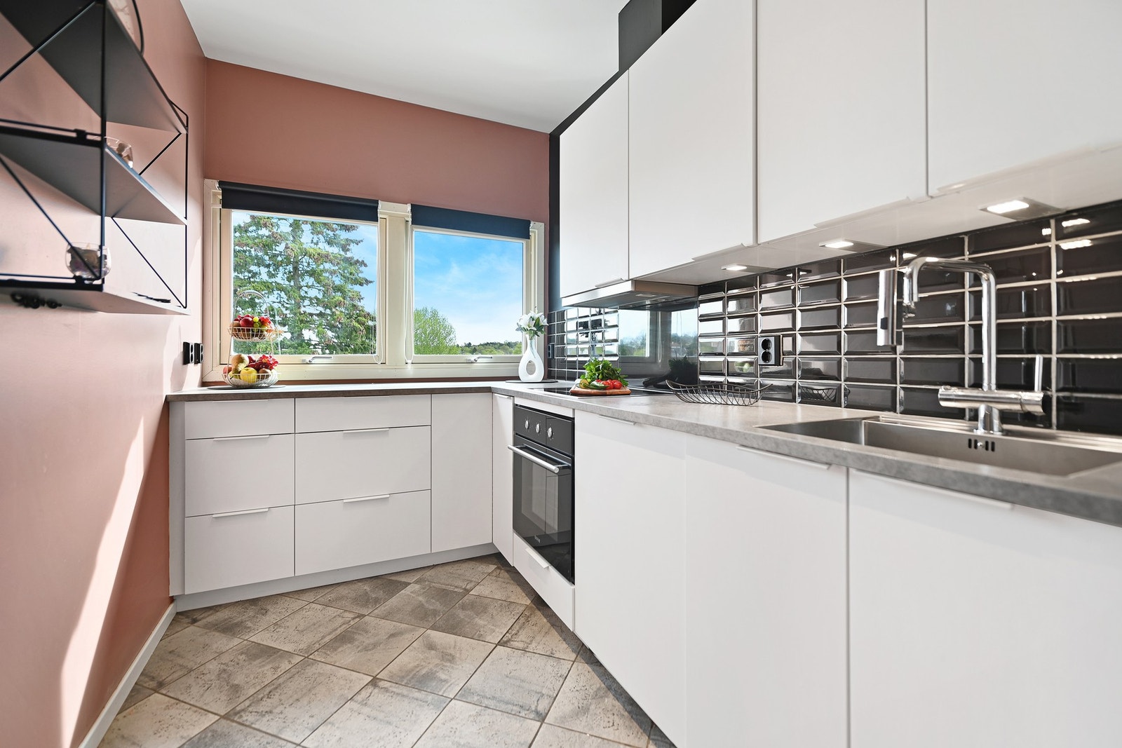 Her har du et arbeidsvennlig kjøkken med gode løsninger og fin plassutnyttelse for deg som er glad i å lage mat. Kjøkkeninnredning fra 2018. Kjøkkenet har slette fronter og laminat benkeplate. Integrert komfyr, platetopp, mikrobølgeovn og oppvaskmaskin, f Galleribilde