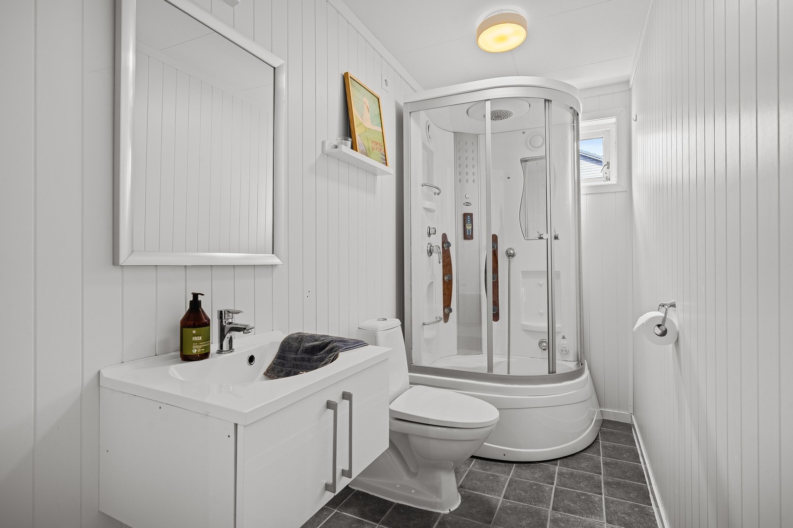 - Ned til boligens underetasje finner vi det andre badet | Dette badet er opplyst å være oppgradert i 2013 | Praktisk med dusjkabinett - Galleribilde