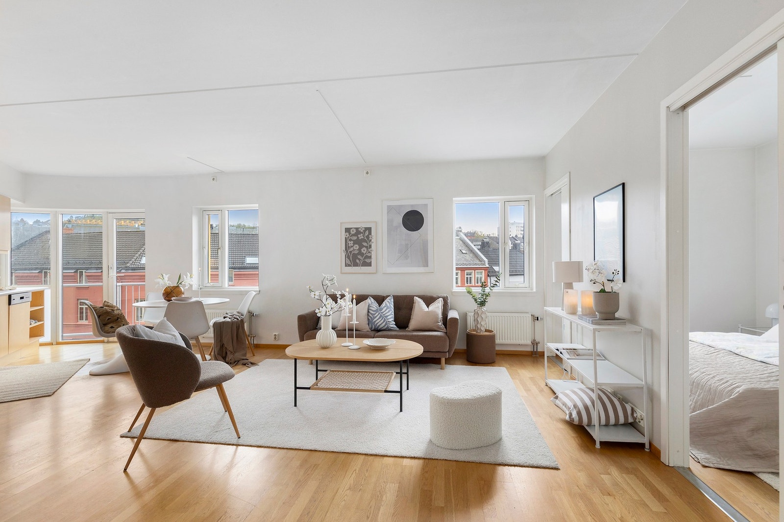 Innbydende og lys stue med gode møbleringsmuligheter. Galleribilde