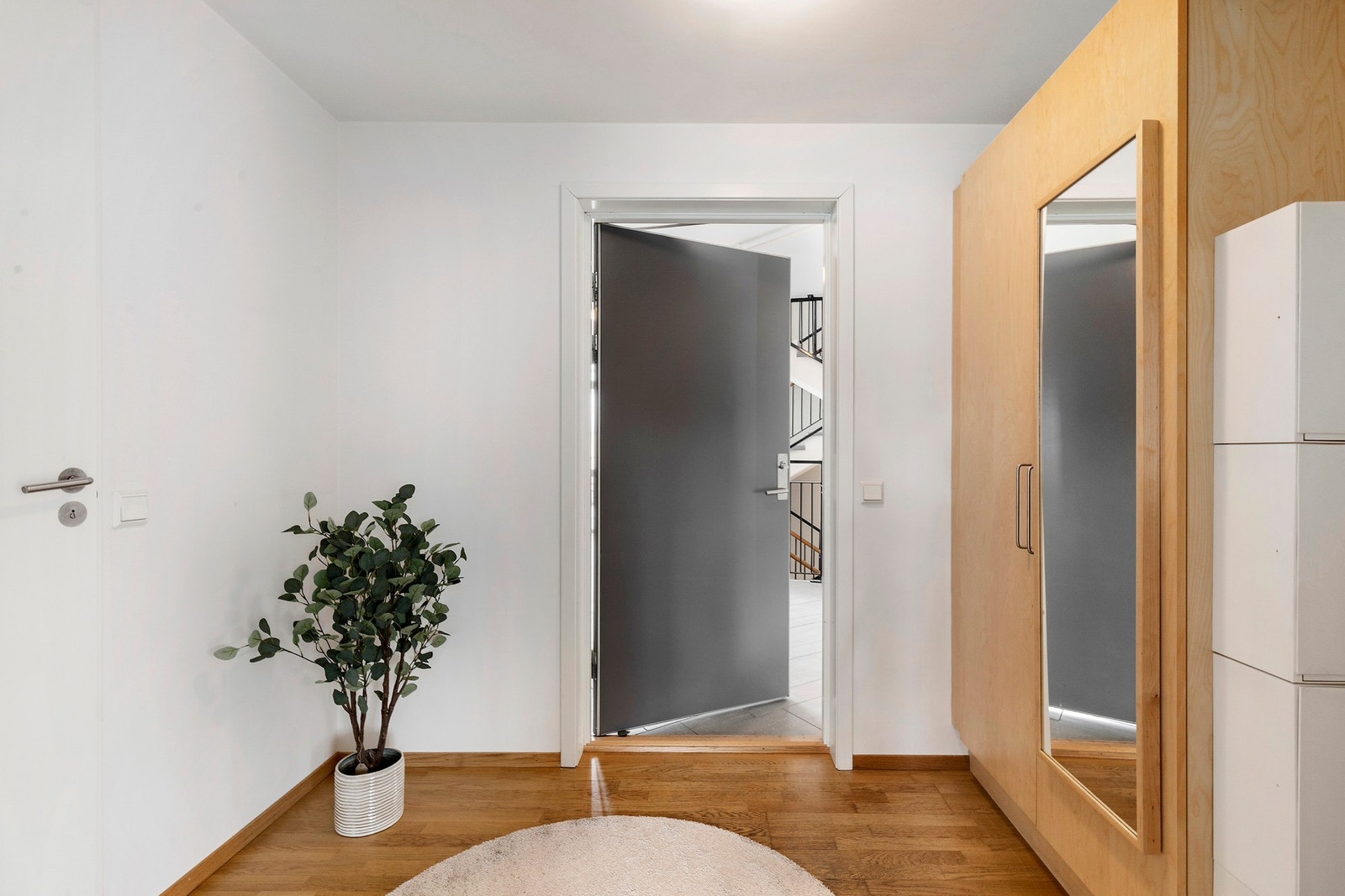 Leilighetens entré byr på hele 5,5 kvadratmeter. Galleribilde