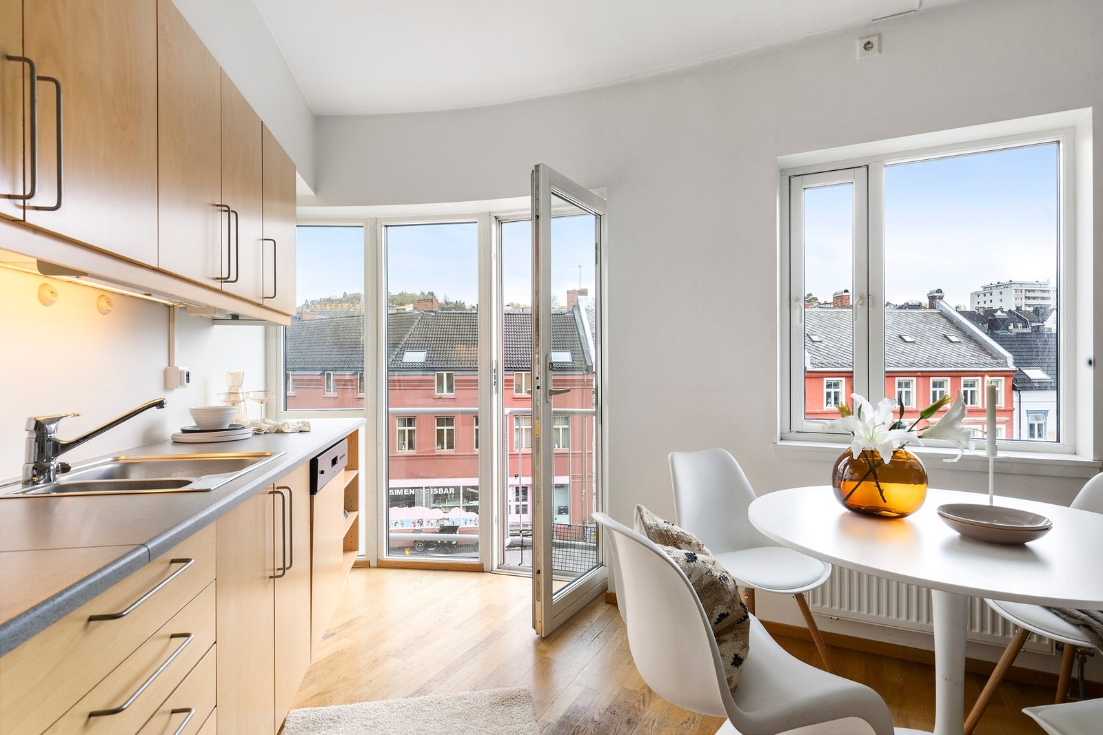 Store vindusoverflater som sikrer godt med lysinnslipp i leiligheten og utsikt over bebyggelsen i nærområdet. Leiligheten disponerer også en fransk balkong. Galleribilde