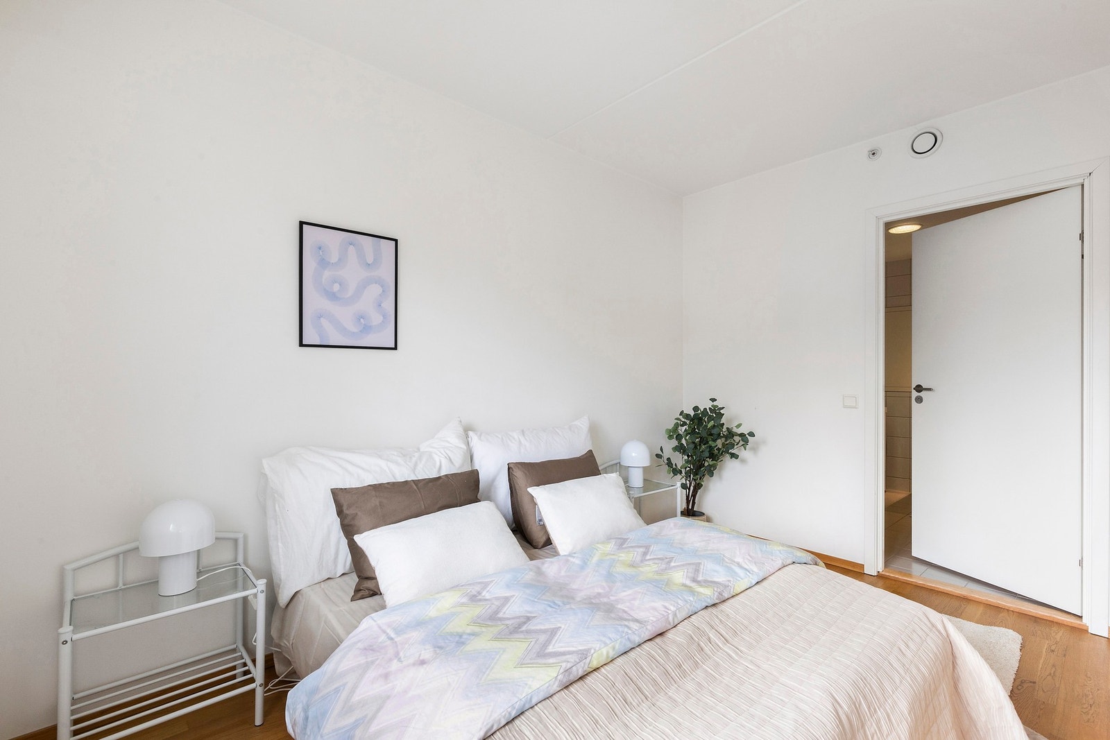 Fra soverommet har man direkte adgang til baderommet. Galleribilde