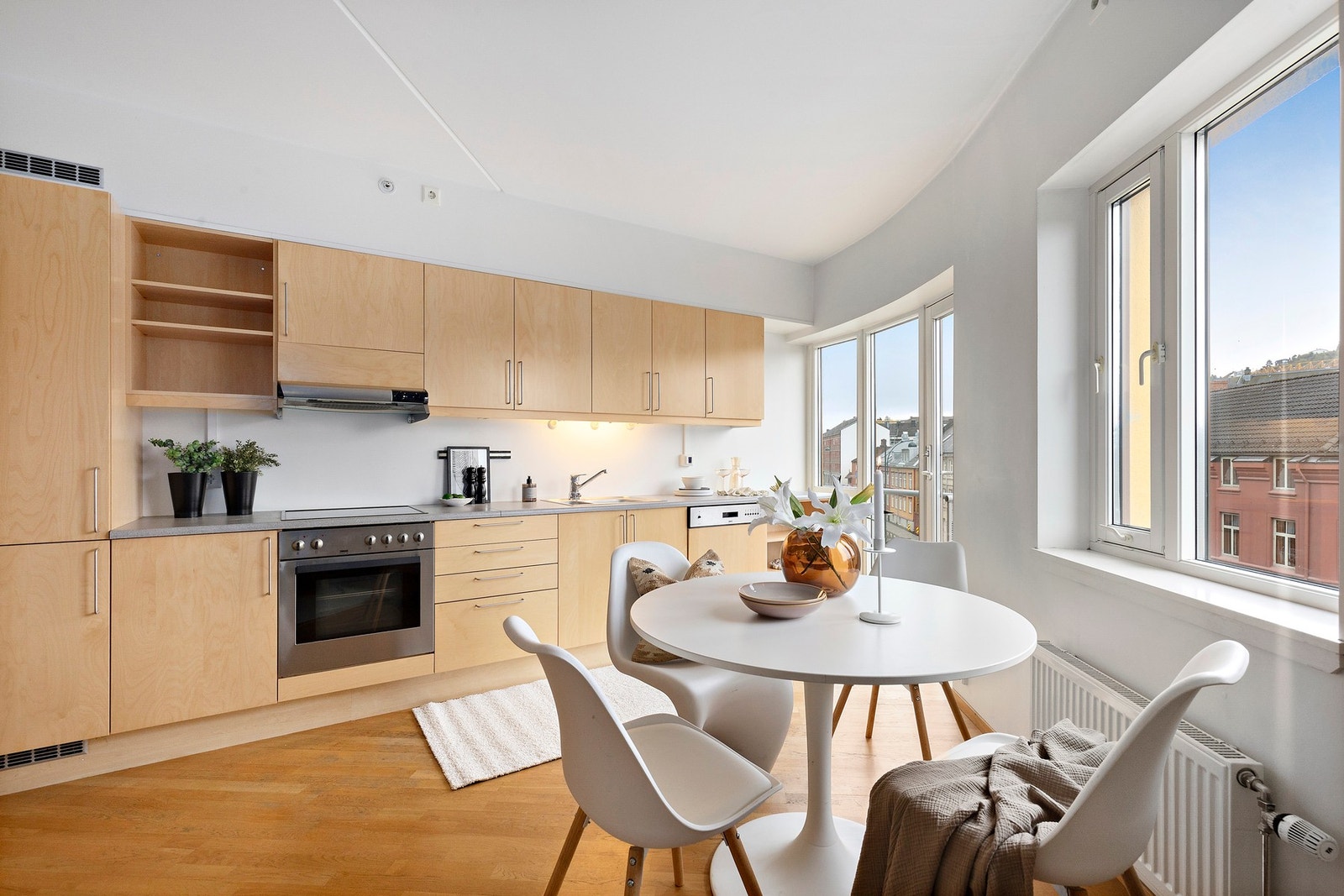 Pent kjøkken med slette fronter og benkeplate i laminat. Galleribilde