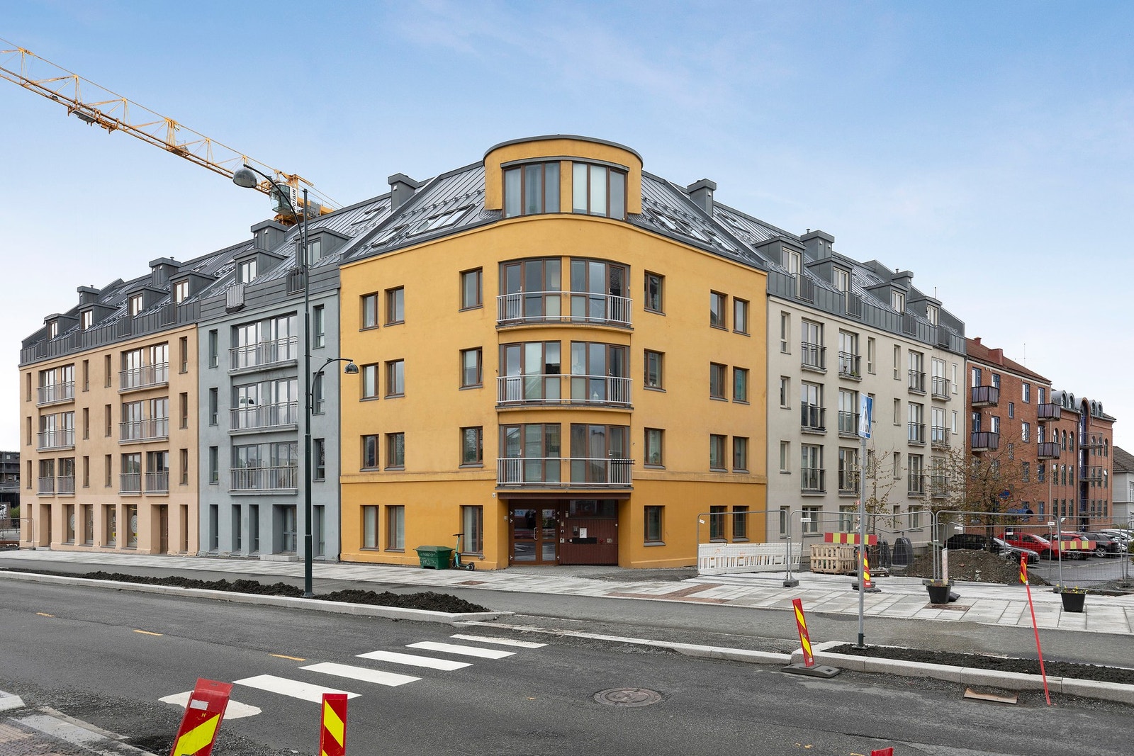 Umiddelbar nærhet til bussholdeplass, Portalen og Solsiden kjøpesenter med dagligvare, shopping, cafer og restauranter, samt kort gåtur til Midtbyen. Ny miljøgate er i ferd med å ferdigstilles. Galleribilde