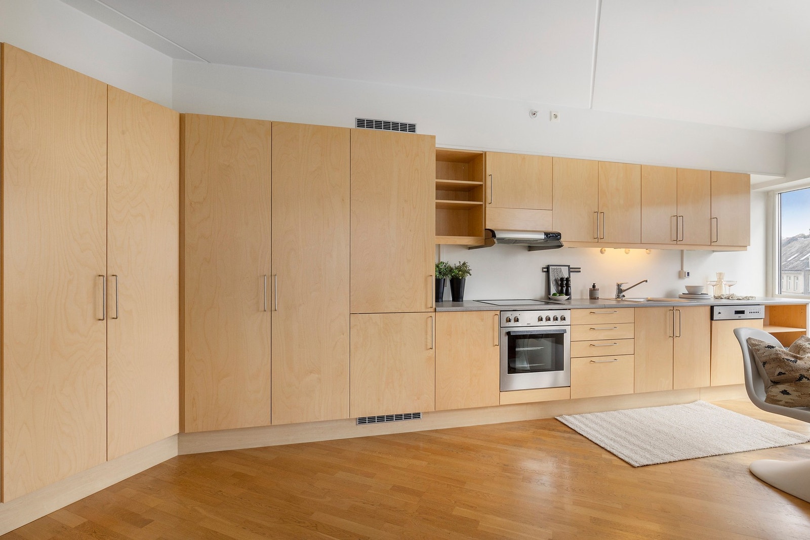 Romslig kjøkken med god oppbevaringsplass. Kjøkkenet har fått tilstandsgrad 1 av bygningsakkyndig. Galleribilde