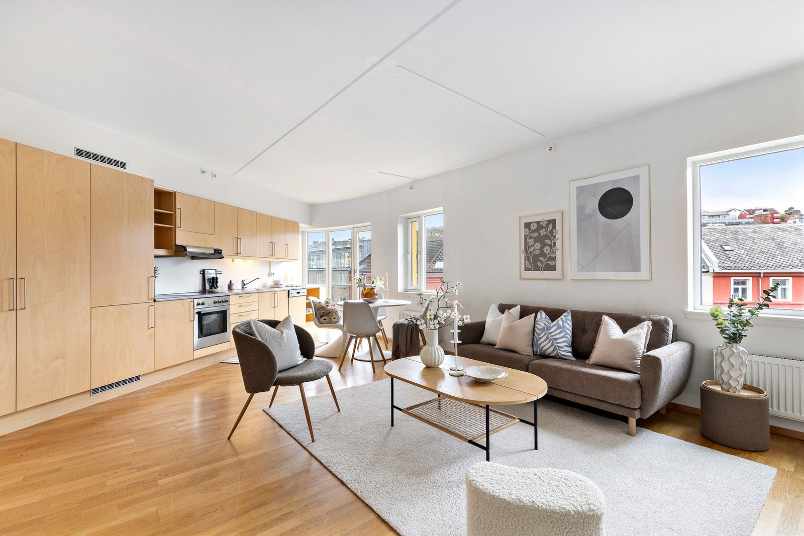 Leiligheten byr på en åpen stue- og kjøkkenløsning på hele 29 kvadratmeter. Galleribilde