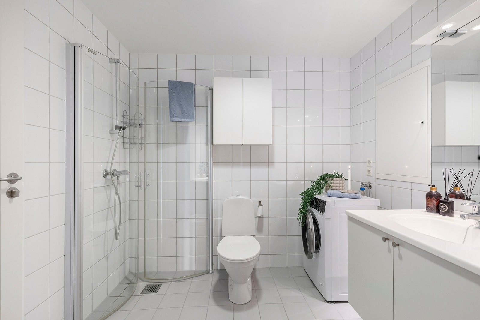 Lyst flislagt bad som måler 5,5 kvadratmeter. Galleribilde