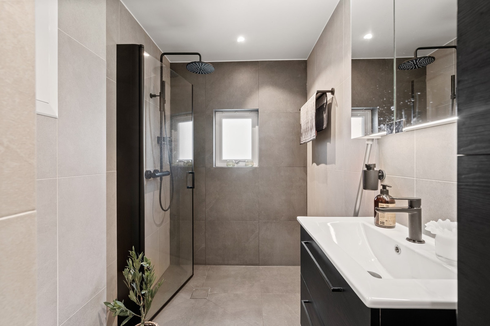 Badet er lekkert oppusset i 2023 med alt av papirer på plass. Nydelige fliser og varmekabler i gulv Galleribilde