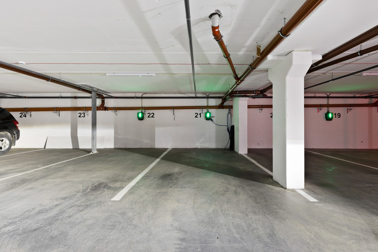 Leiligheten disponerer en parkeringsplass med el-billader i felles garasjeanlegg Galleribilde