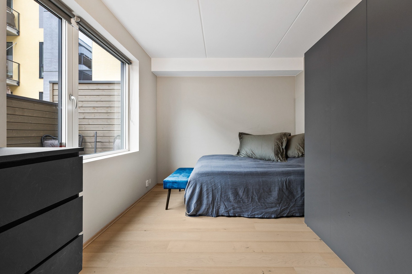 Leiligheten har to soverom som begge har 1-stavs parkett på gulv og malte slette overflater på vegger og i himling Galleribilde