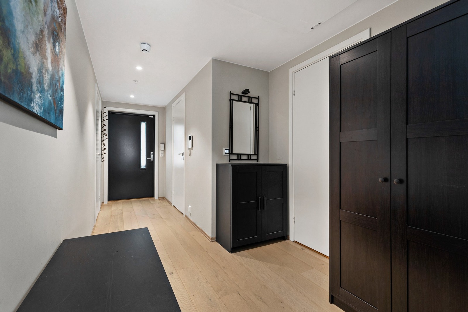 Romslig entré/gang med god plass til garderobeskap for praktisk oppbevaring av yttertøy Galleribilde