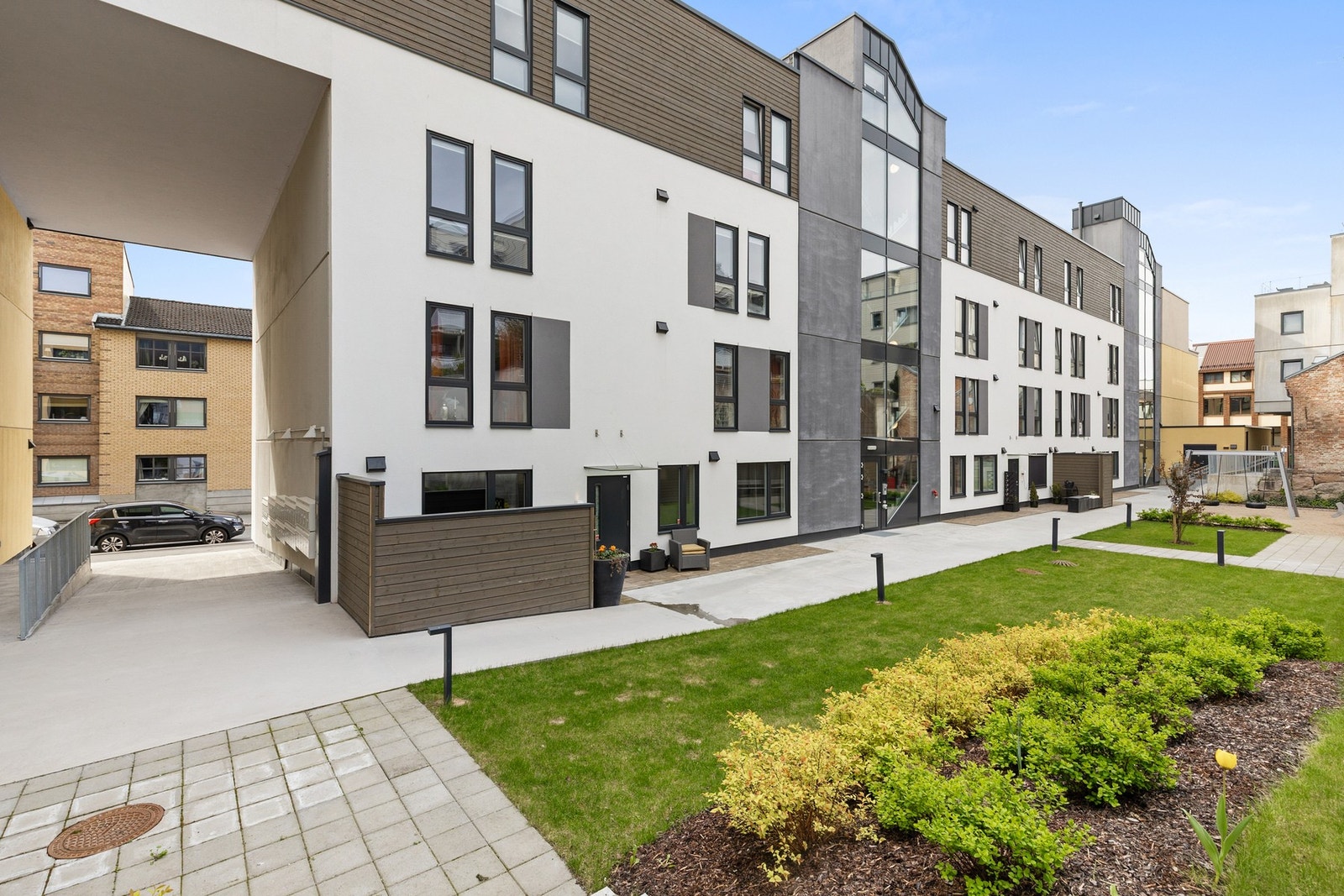 Felles bakgård opparbeidet med sittegrupper, plenområder og diverse beplantning Galleribilde