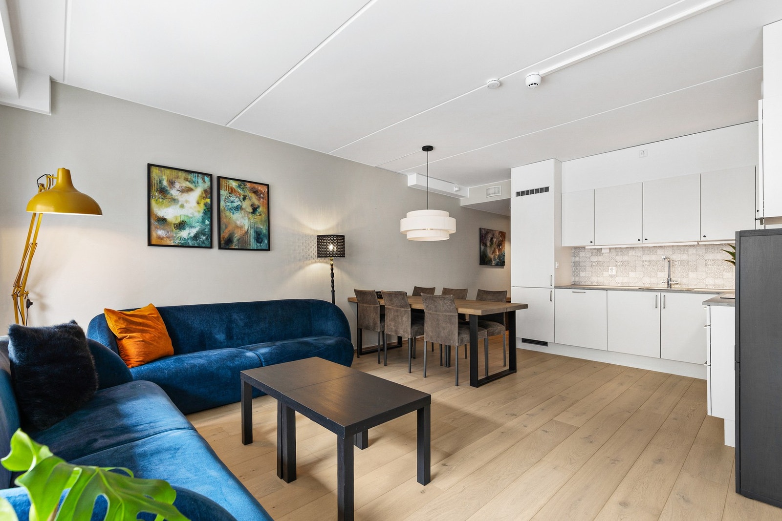 Det er fin plass til sofa, tv-møblement og spisebord. Galleribilde