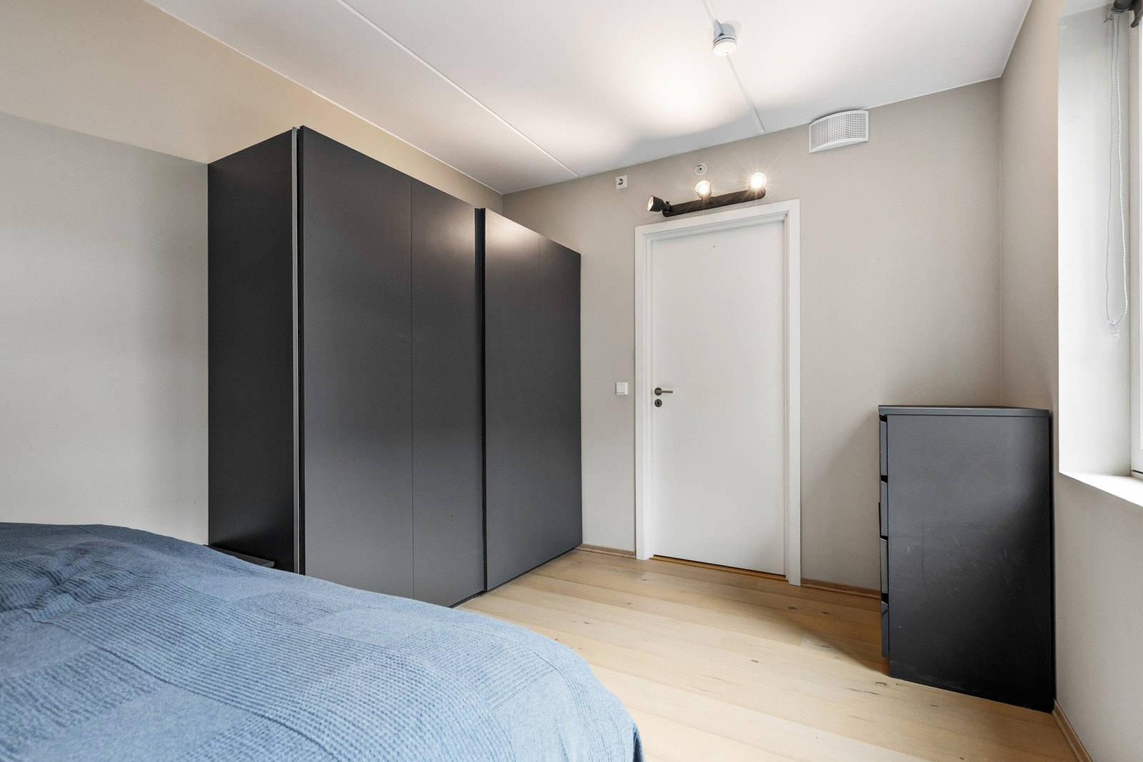 Hovedsoverommet gir god plass til dobbeltseng med tilhørende nattbord og har gode muligheter for klesoppbevaring i garderobeskap Galleribilde