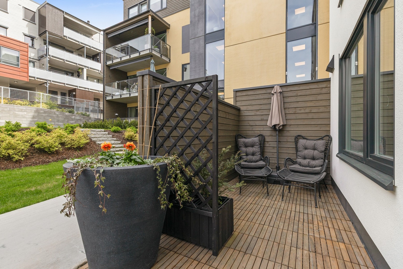 Leiligheten har eget inngangsparti med nordvendt uteplass på ca. 15 kvm Galleribilde