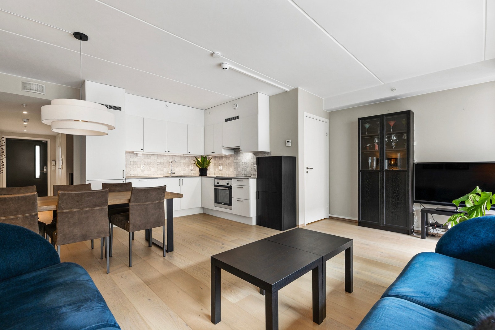 Lys og pen stue med 1-stavs parkett på gulv og slette flater på vegger og i himling Galleribilde