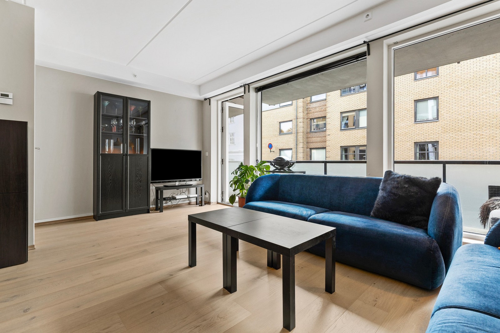 Rommet har flere store vindusflater som slipper inn godt med naturlig lys Galleribilde