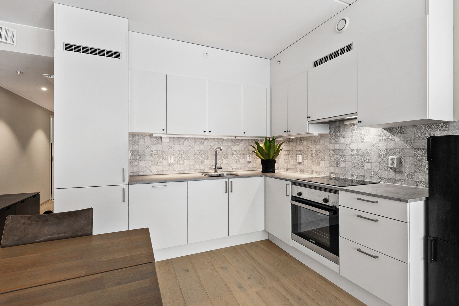 Innredningen har integrert stekeovn, platetopp, oppvaskmaskin og kjøleskap. Ventilator er plassert over platetoppen og tilkoblet avtrekkskanal Galleribilde