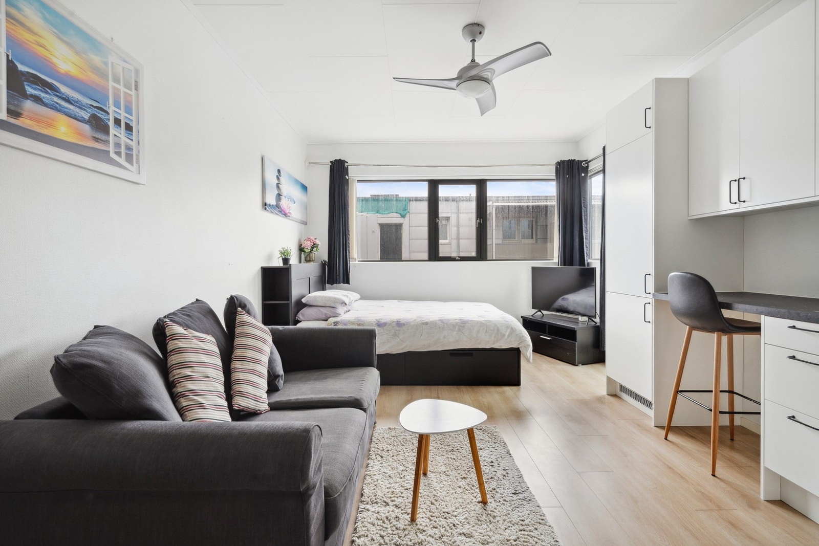 Studioleilighet med god plass til møblerin Galleribilde