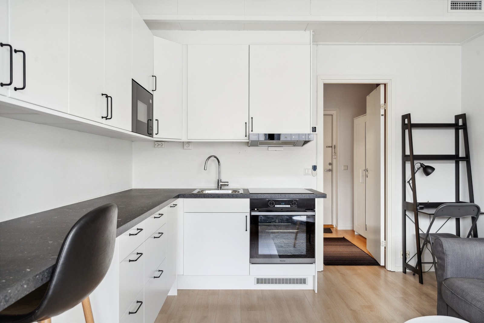 Kjøkkenet er nytt fra 2021, med integrerte hvitevarer og moderne løsninger Galleribilde