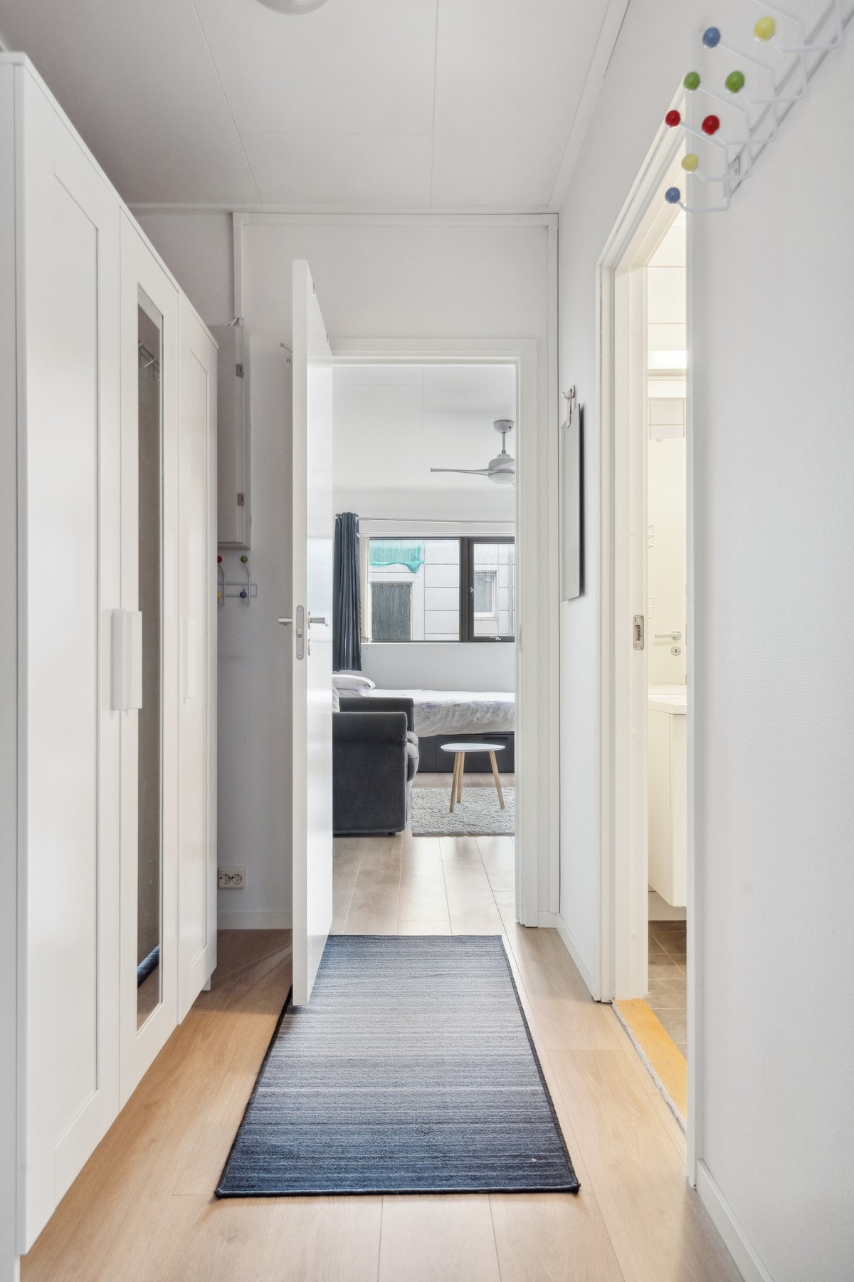 Velkommen inn! God plass til oppbevaring i entréen Galleribilde