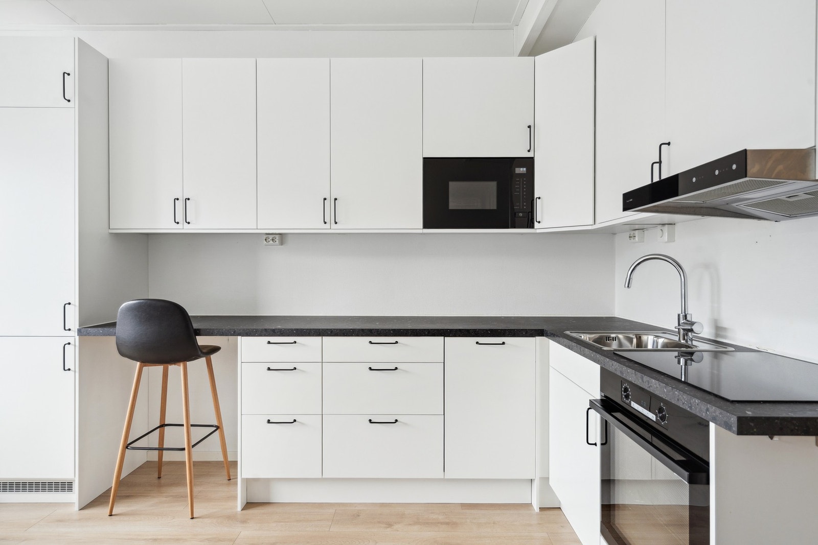 Kjøkkenet har godt med både skap- og benkeplass Galleribilde